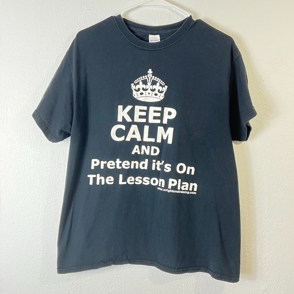 GILDAN T-SHIRT "KEEP CALM AND PRETEND IT'S ON THE LESSON PLAN" SIZE LARGE BLACK
